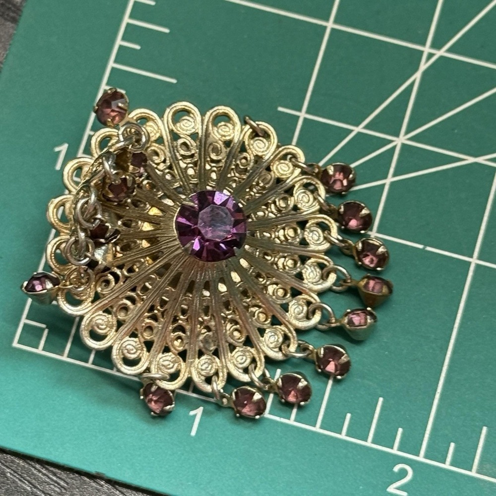 Vintage Purple Rhinestone Dangle Cha Cha Gold Tone Filigree Brooch Pin Scalloped - Picture 5 of 5